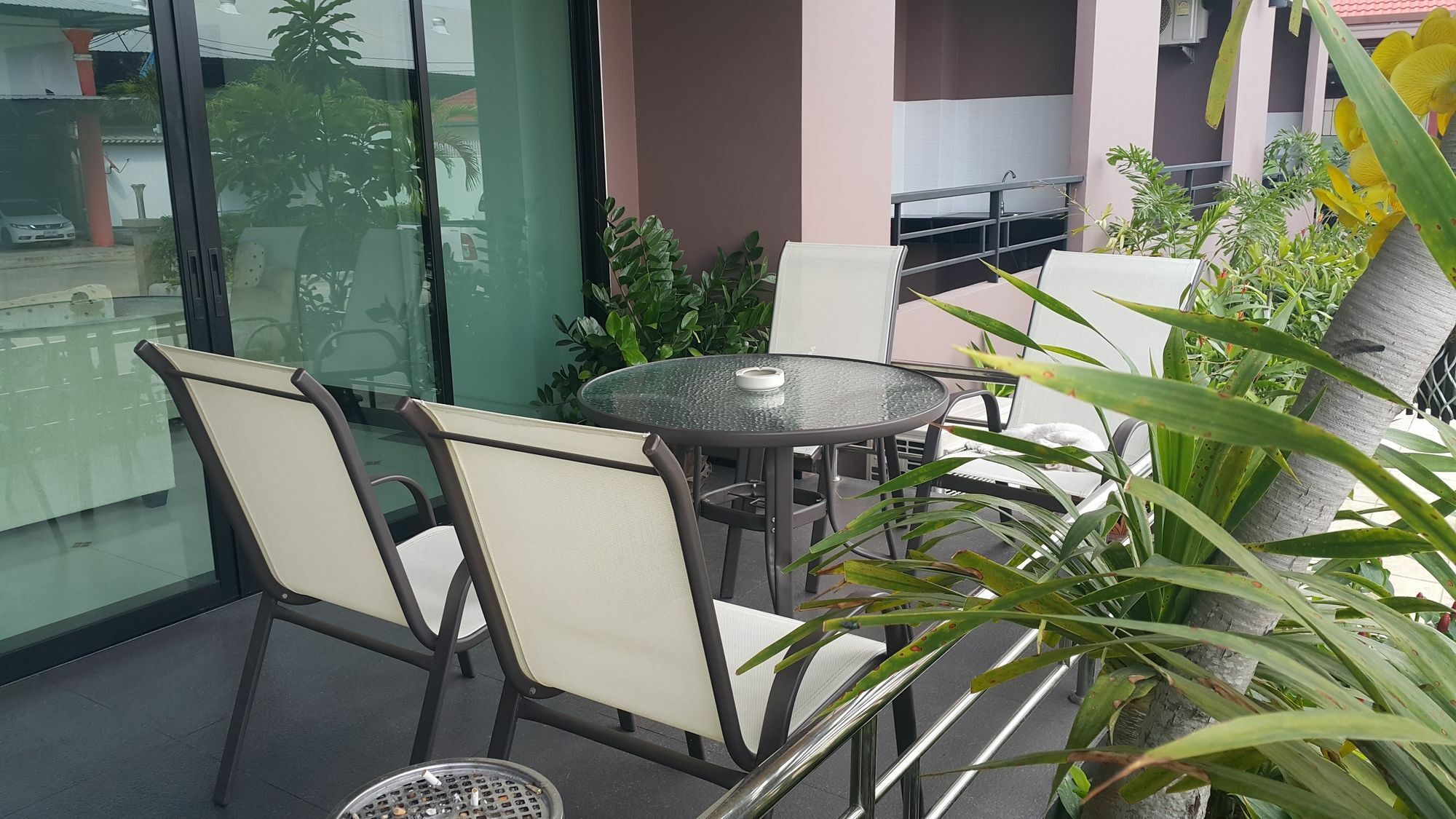 B Space Residence Nong Prue Buitenkant foto
